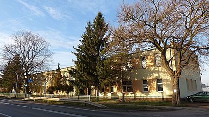 budynek szkoły z oddali